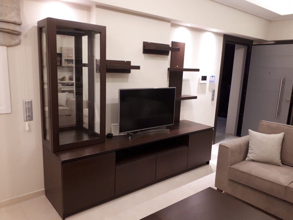 Σύνθεση TV σε σκούρο ξύλο