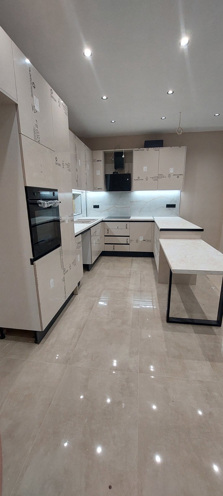 Κουζίνα σε μπεζ γυαλιστερό — πλήρης όψη