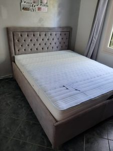 Κρεβάτι με καπιτονέ κεφαλάρι
